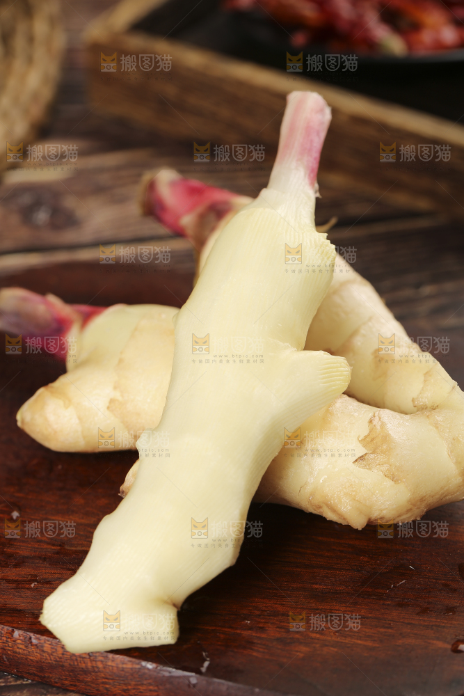 木底上放着嫩姜