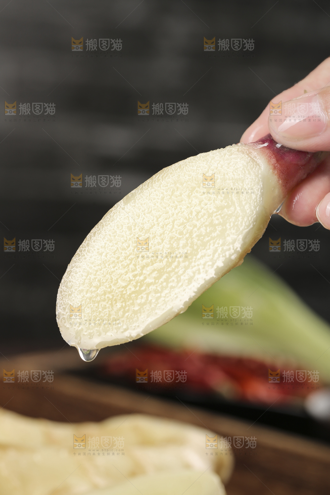 手上拿着的嫩姜片