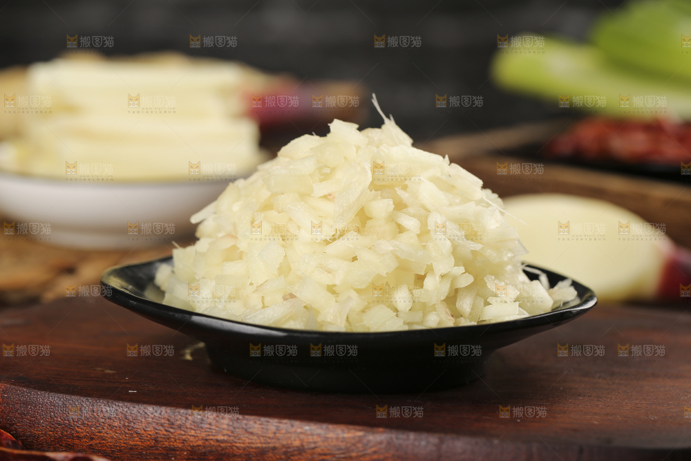 木板上放着一盘姜碎