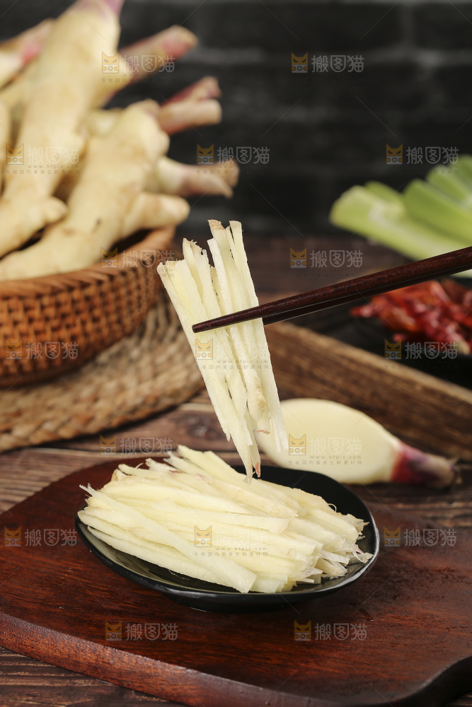 筷子上夹着的姜丝