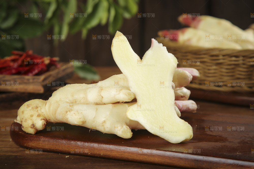 木板上放着红芽嫩姜