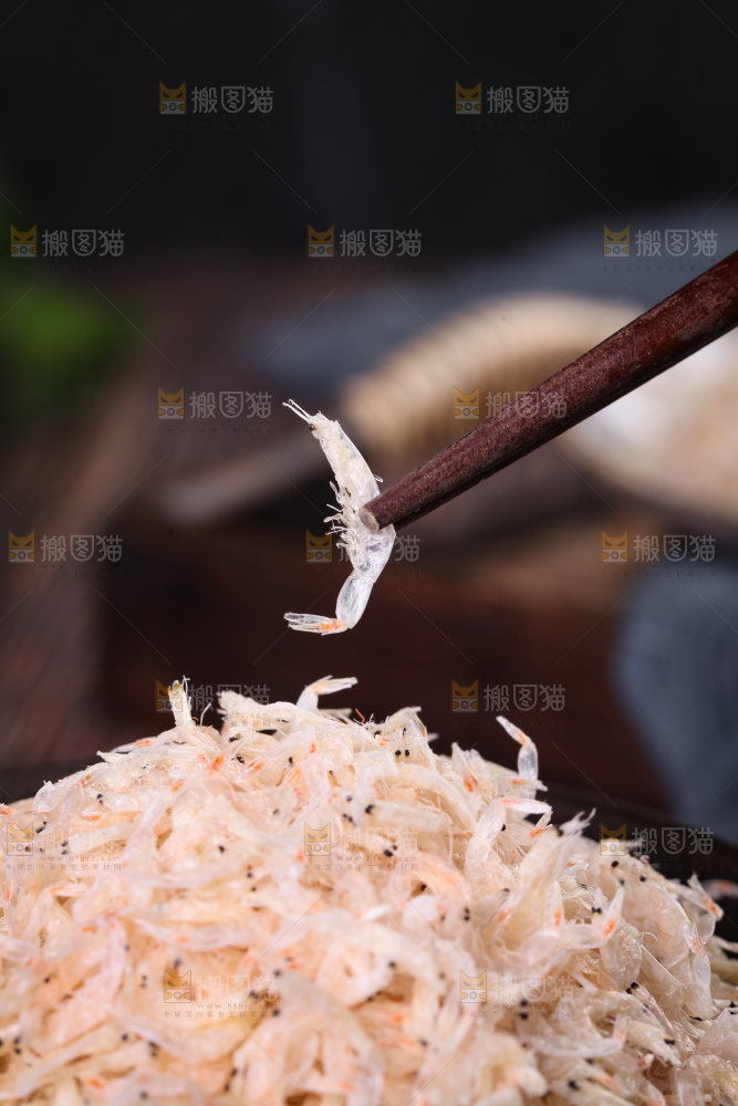 筷子上夹着的虾皮