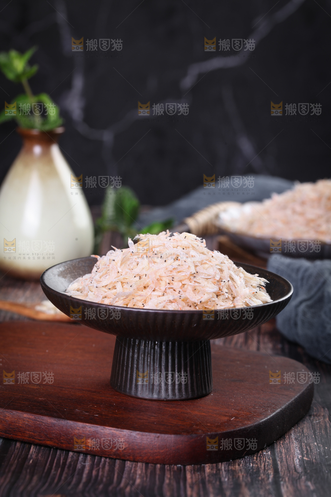 盘子里放着虾皮
