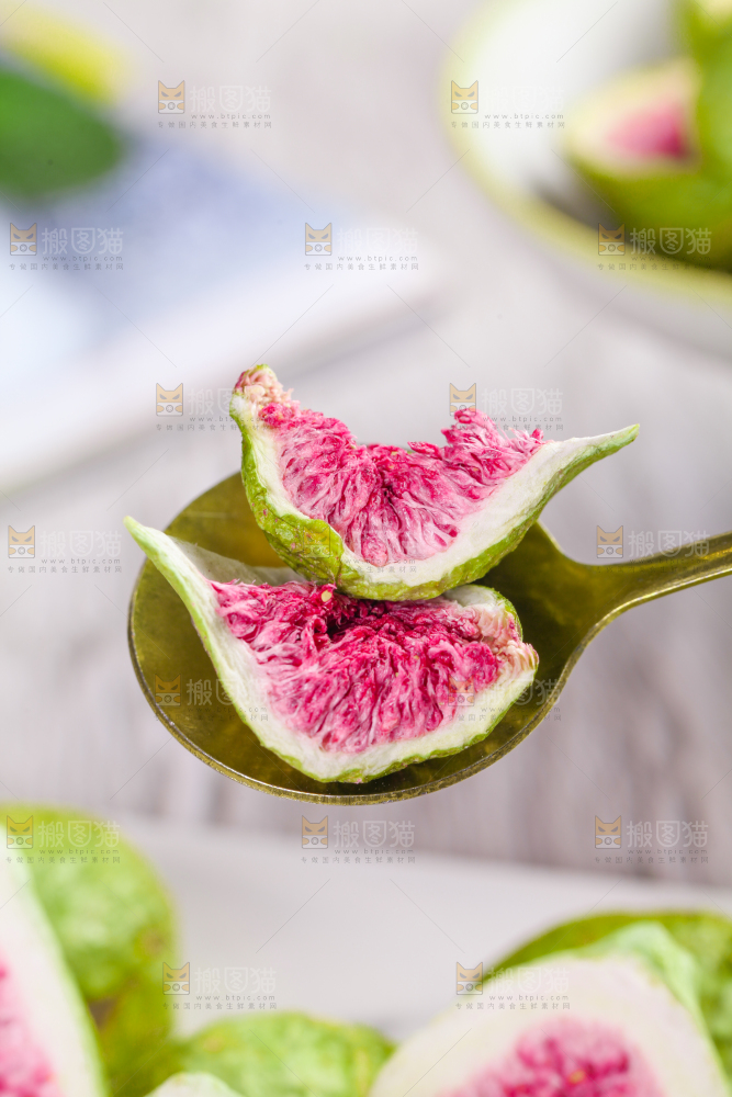 勺子上舀着无花果干