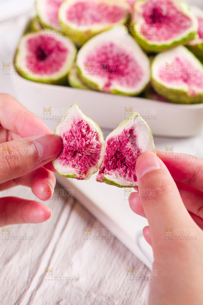 手上拿着无花果干