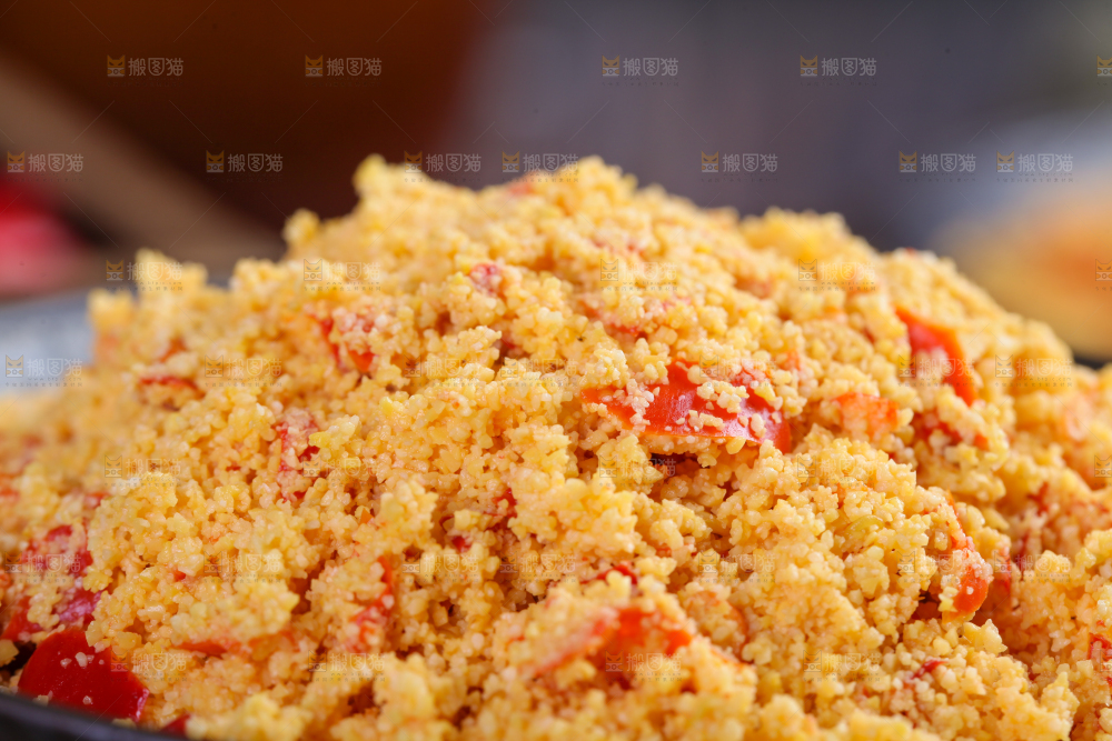 盘子里放着榨广椒粉