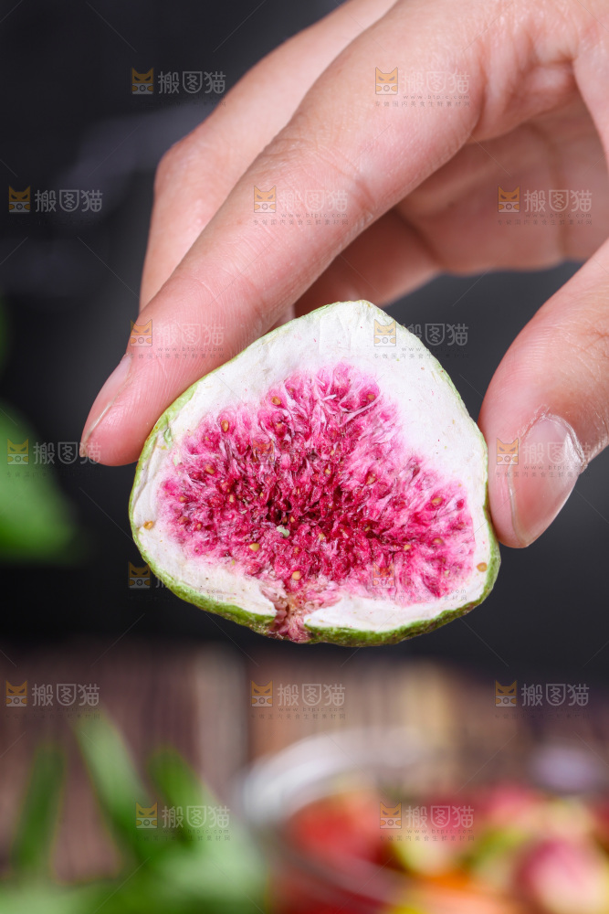 手上拿着无花果干