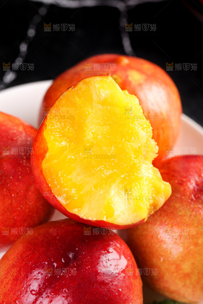 盘子里放着红油桃
