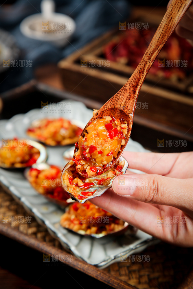 勺子里舀着蒜蓉鲍鱼