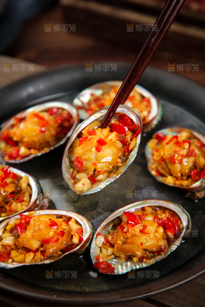 筷子上夹着蒜蓉鲍鱼