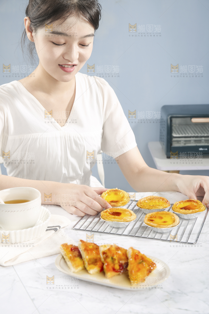 女孩正在吃蛋挞