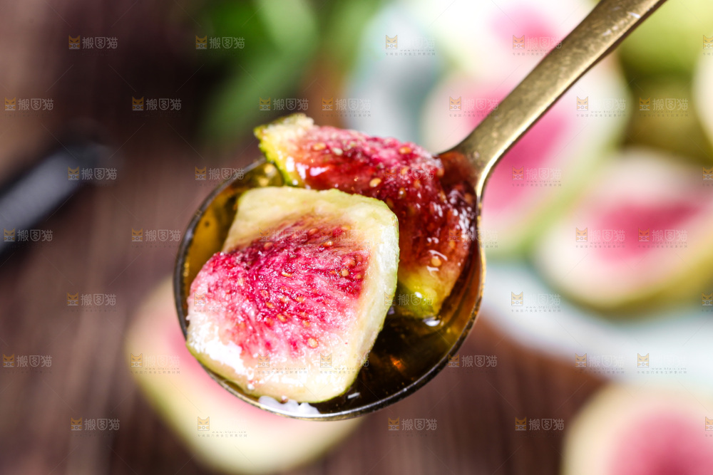 勺子上舀着水果组合