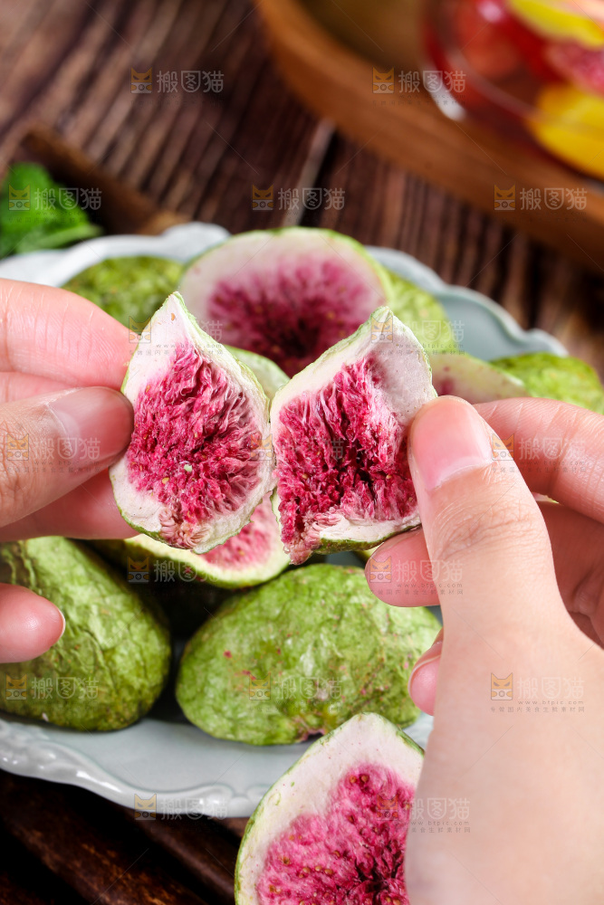 手上拿着无花果干