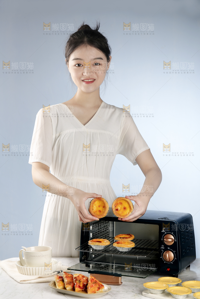 女孩正在蒸蛋挞
