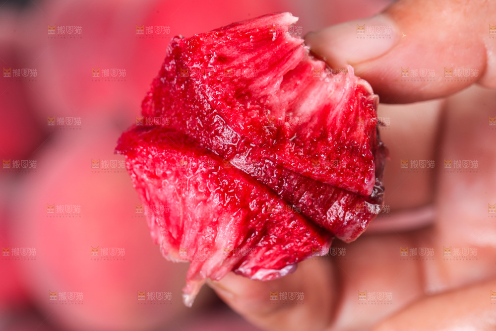 手上拿着胭脂红桃子