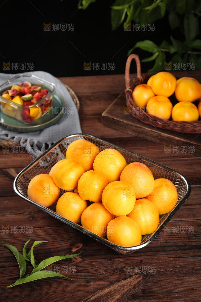盒子里放黄油桃