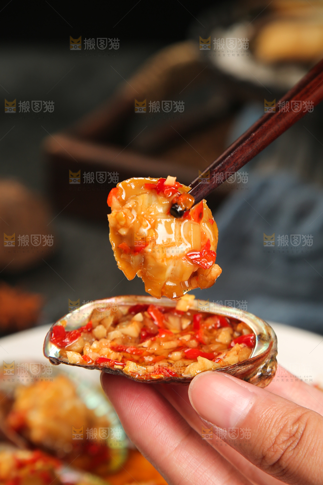 筷子上夹着蒜蓉鲍鱼