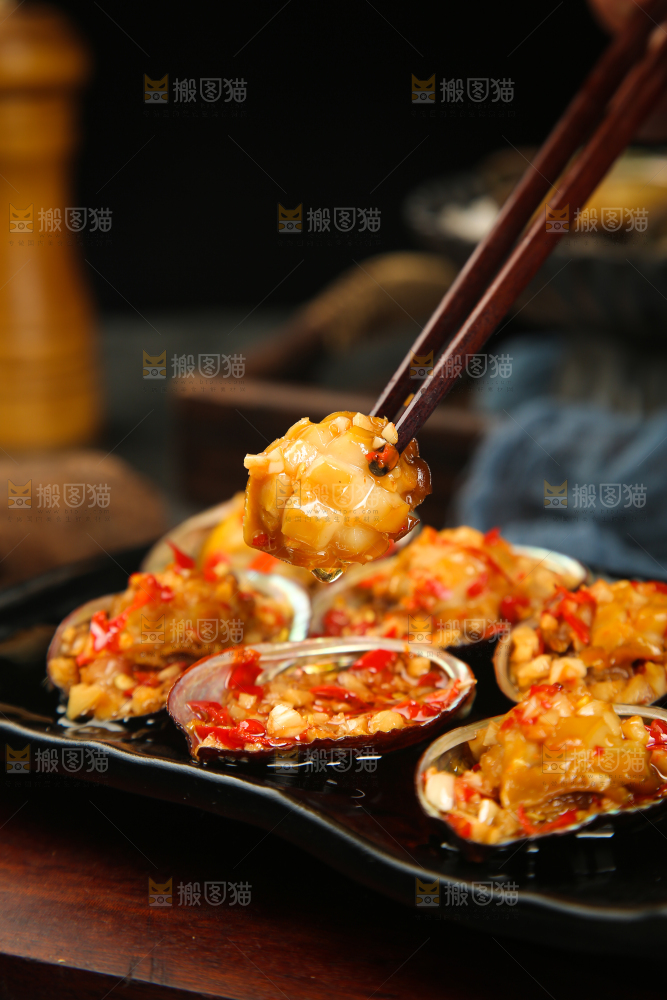筷子上夹着清蒸鲍鱼