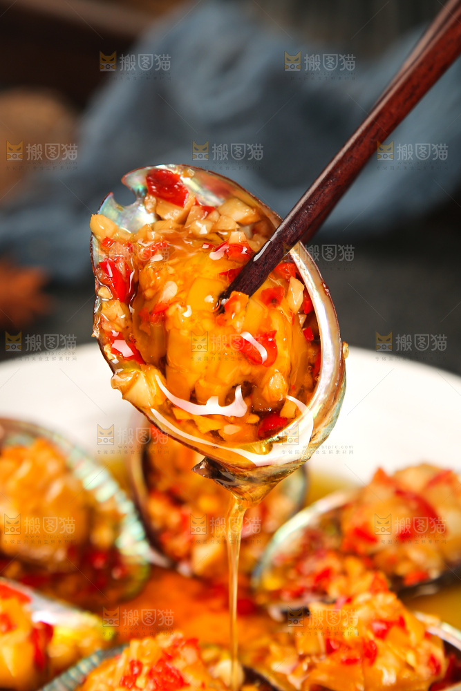 筷子上夹着蒜蓉鲍鱼
