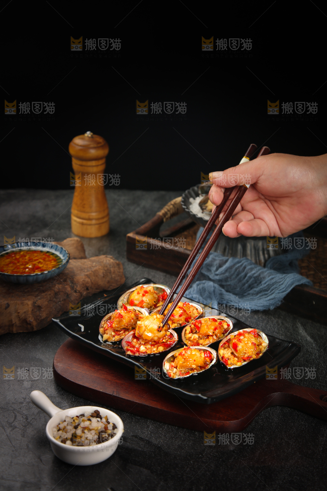 筷子上夹着清蒸鲍鱼