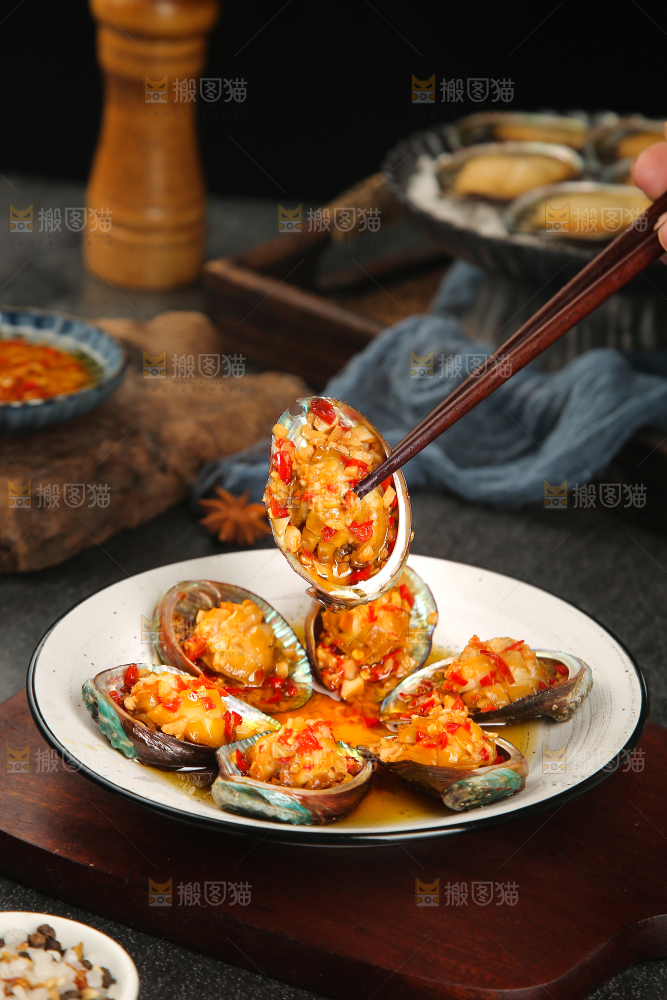 筷子上夹着蒜蓉鲍鱼