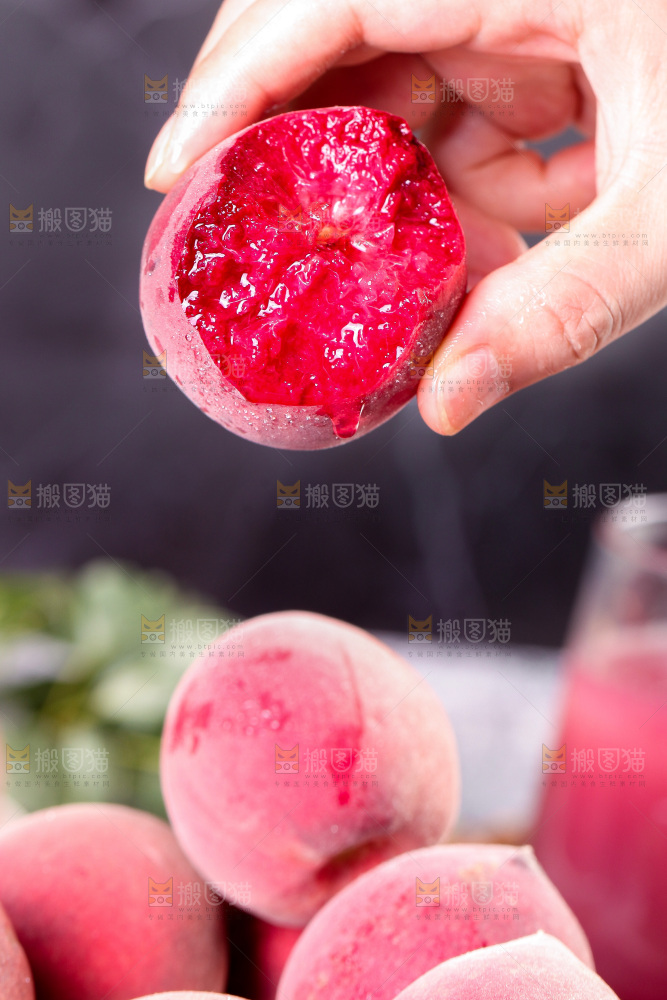 手上拿着中华血桃