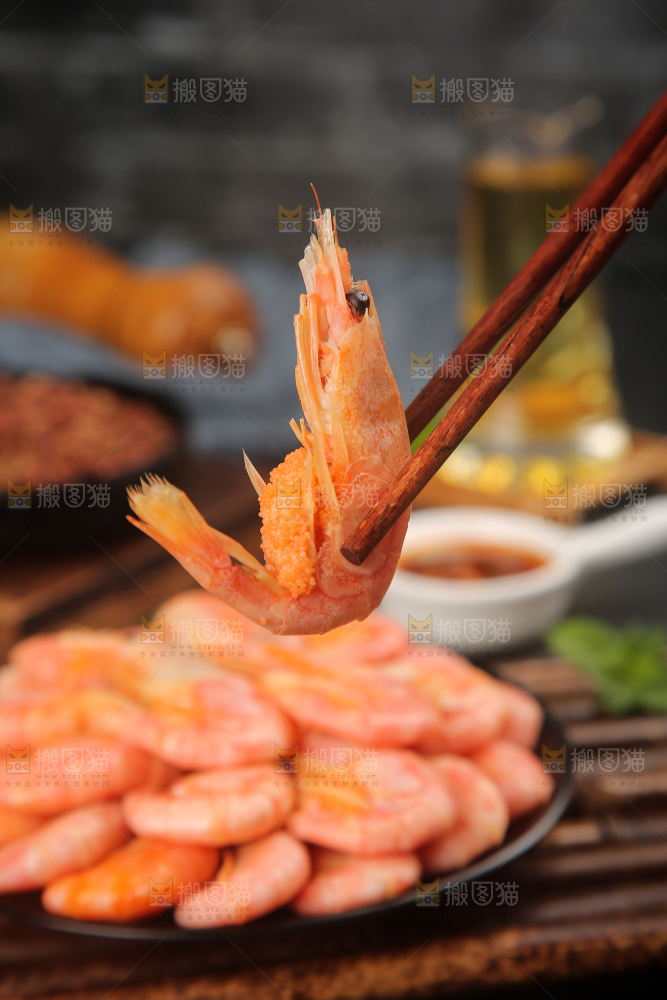 筷子上夹着的甜虾