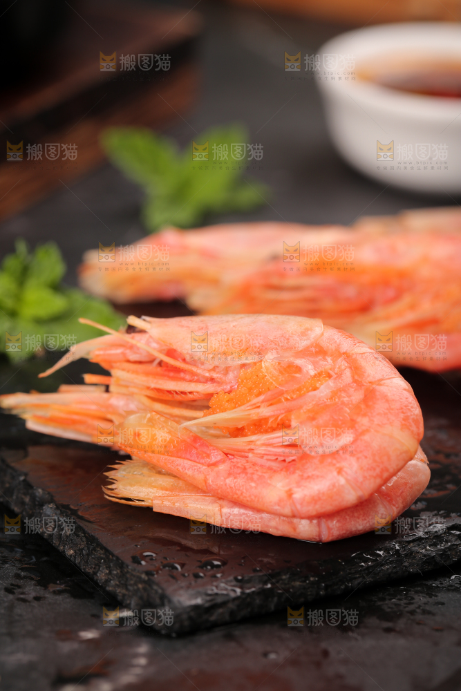 黑底上放着北极甜虾