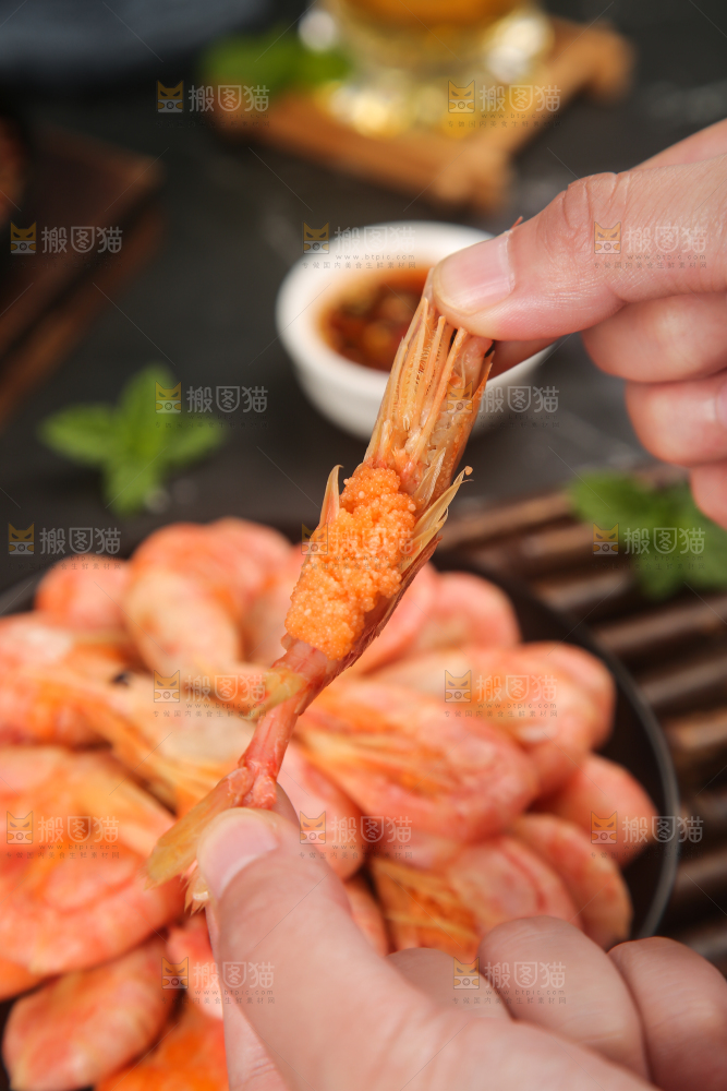 手上拿着甜虾