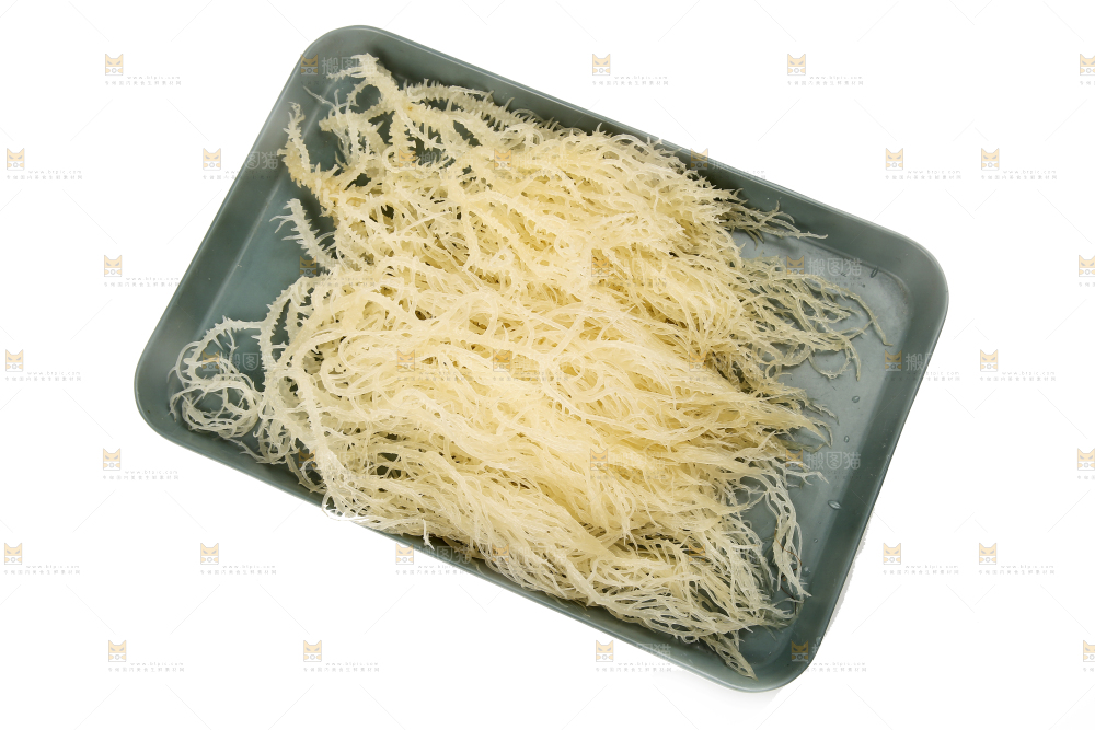 白底上放着一盘龙须菜