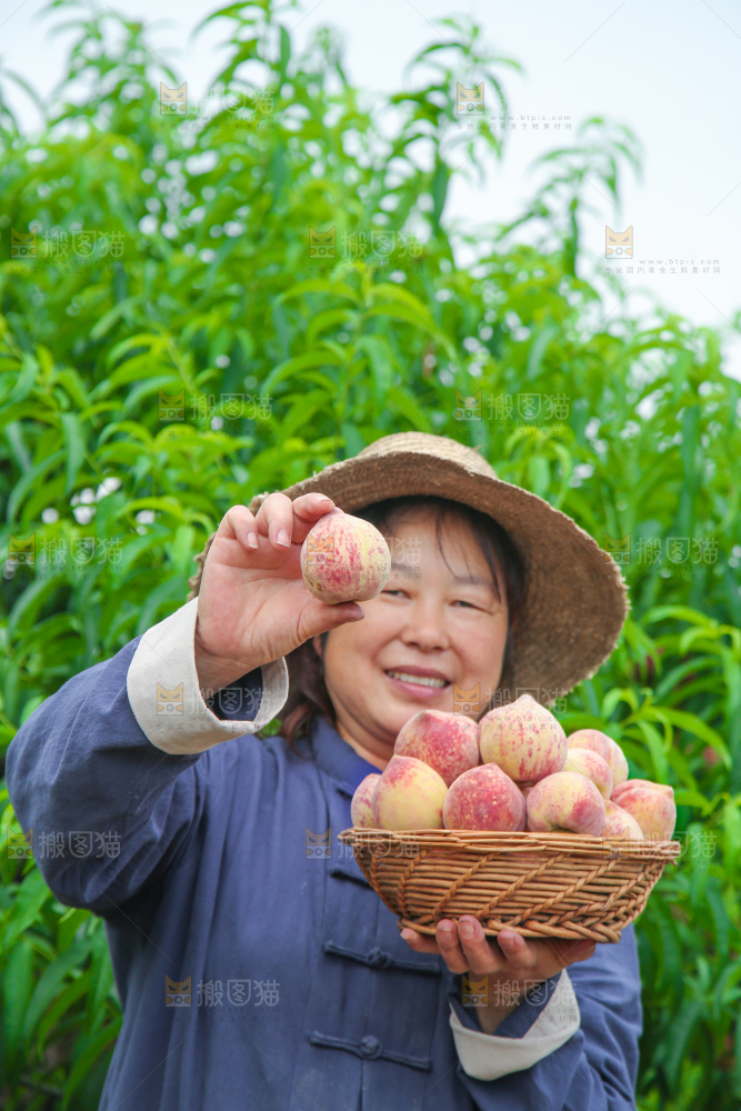 农民手上提着一筐胭脂红