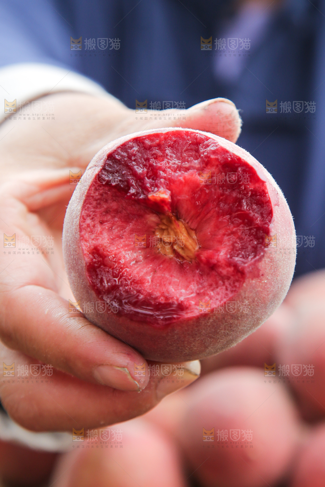 手上拿着胭脂红