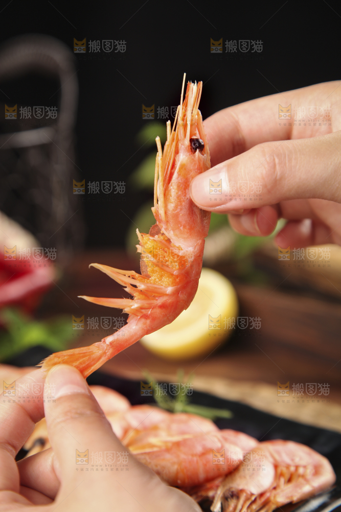 手上拿着甜虾