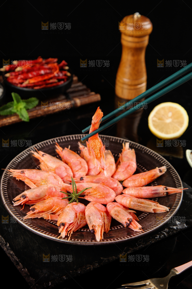 筷子上夹着甜虾