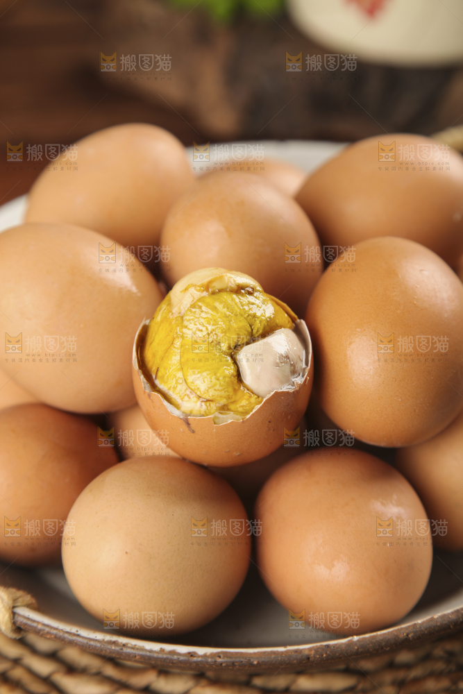 盘子里放满了活珠子