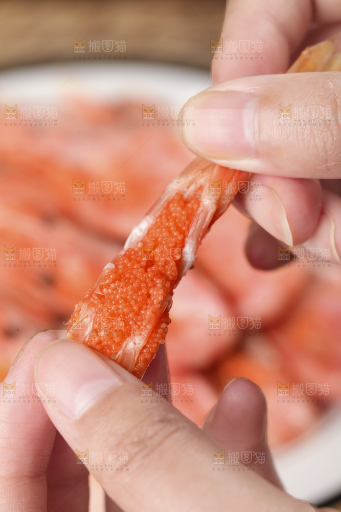 手上拿着甜虾