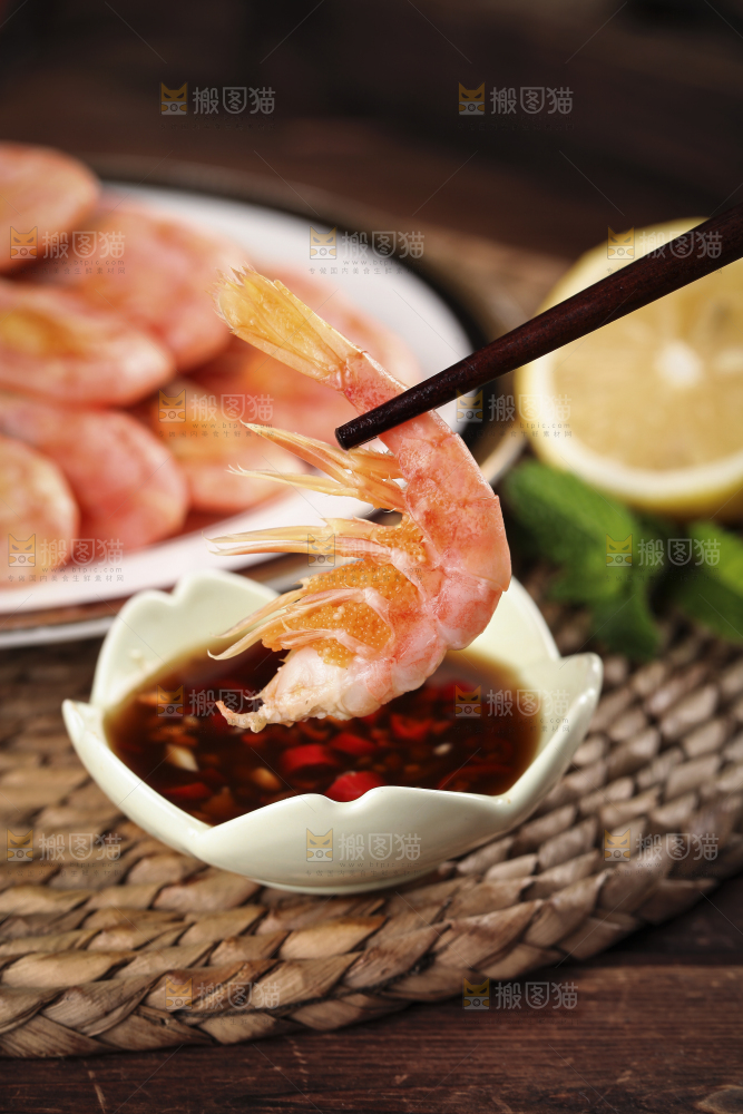 筷子上夹着北极甜虾