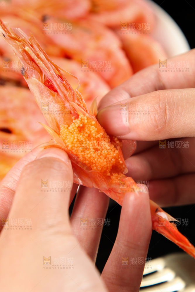 手上拿着甜虾