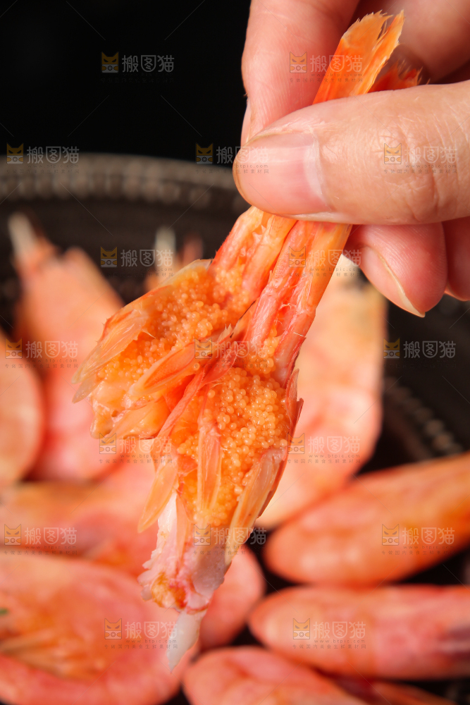 手上拿着甜虾