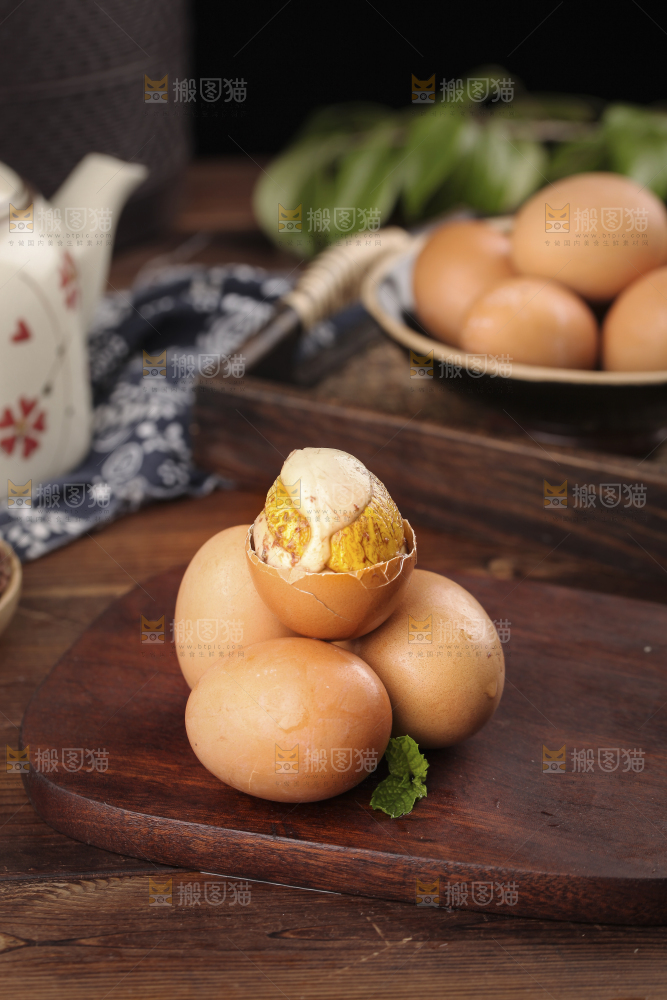 木板上放着土鸡蛋活珠子