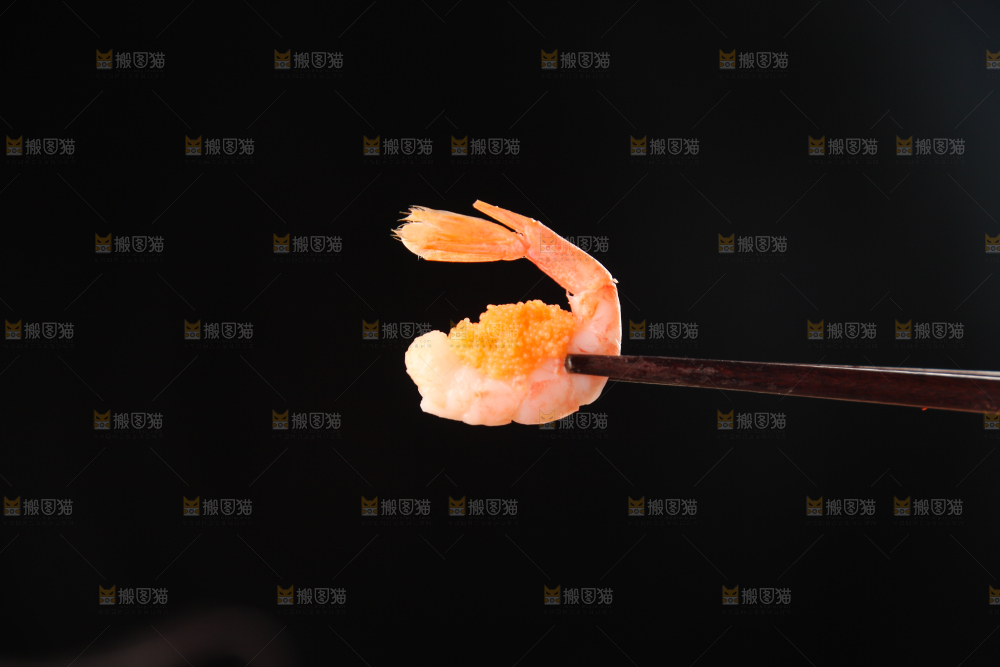 筷子上夹着虾仁