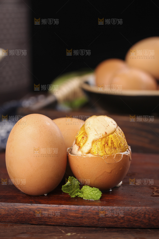 木板上放着土鸡蛋活珠子