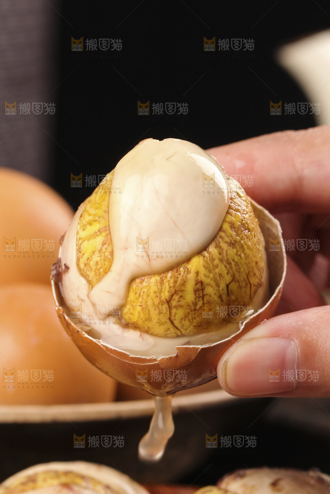 手上拿着活珠子