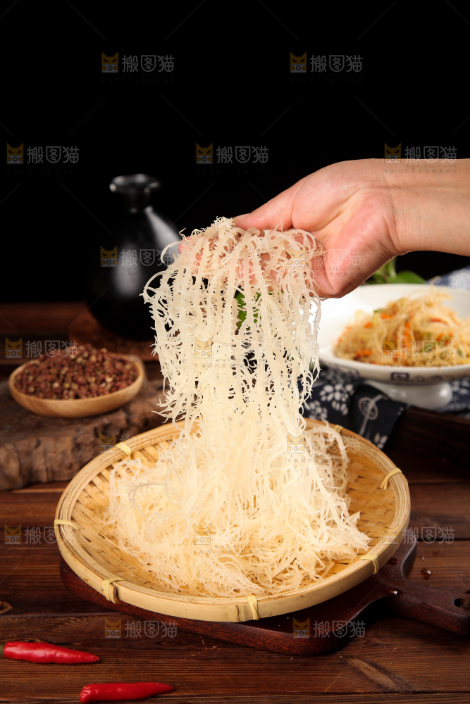 手上拿着龙须菜