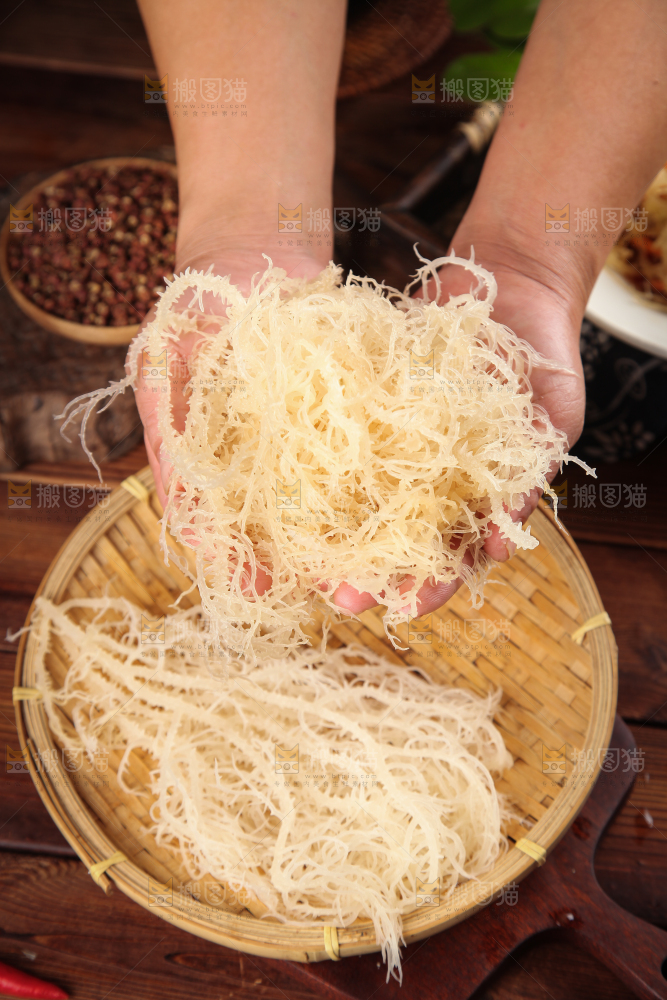 手上拿着龙须菜