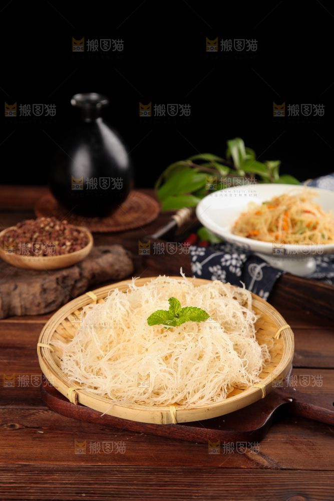 木盘里放着龙须菜