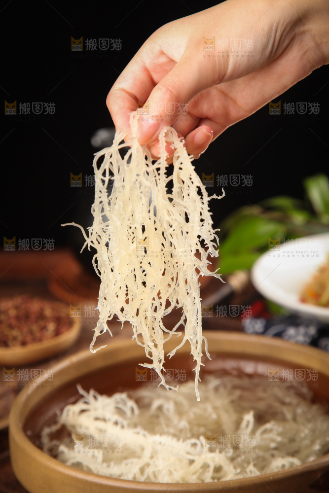 手上拿着龙须菜