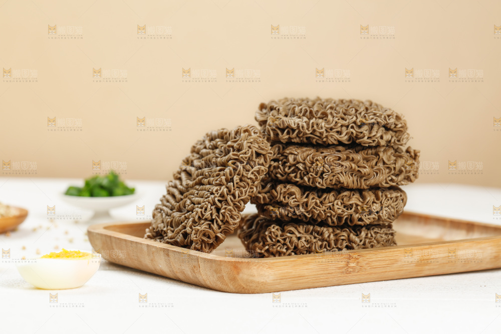 木板上放着面饼
