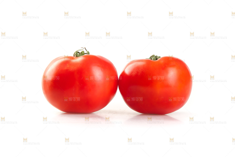白底上放着西红柿