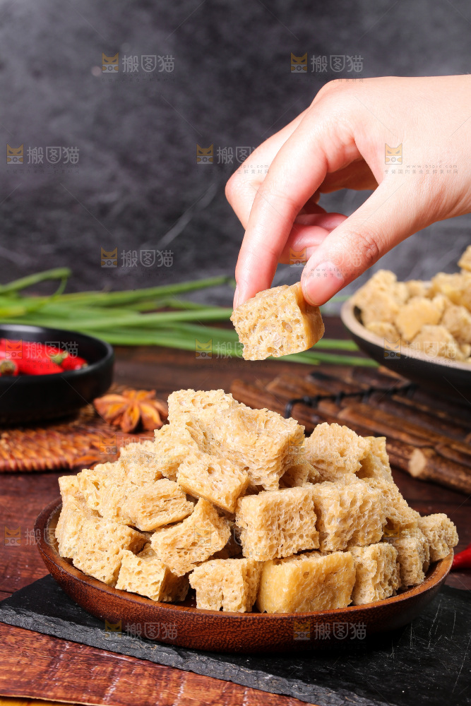 手上拿着的面筋